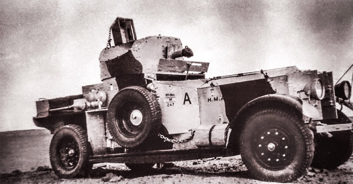 Historické obrnené vozidlo na púšti, čiernobiela fotografia z obdobia vojny.