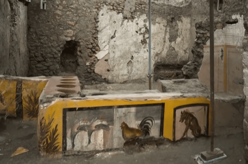 Antický obraz malieb zvierat na ruinách Pompejí, zobrazenie kohúta a psa, historická architektúra.