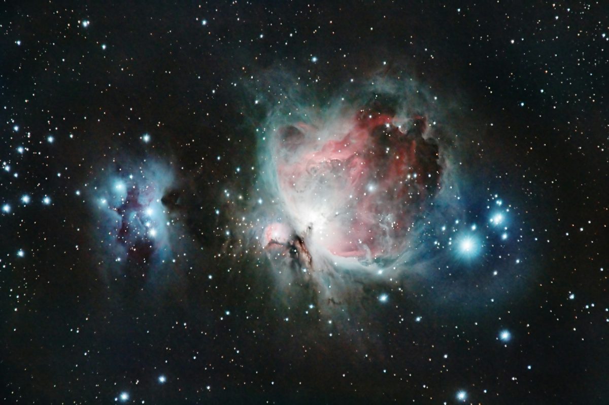 Hmlovina v súhvezdí Orión: farebná oblaka prachu a plynu žiariace v hlbokom vesmíre. Astronomická krása.