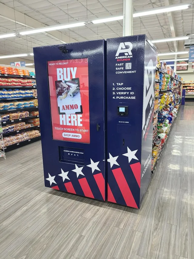 Automat na muníciu v obchode, ponúkajúci rýchly a bezpečný predaj pomocou dotykovej obrazovky.