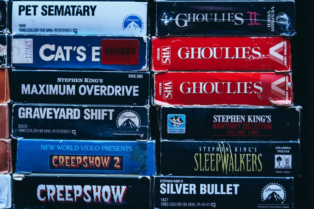 Zbierka starých VHS kaziet s hororovými filmami, vrátane titulov od Stephena Kinga.