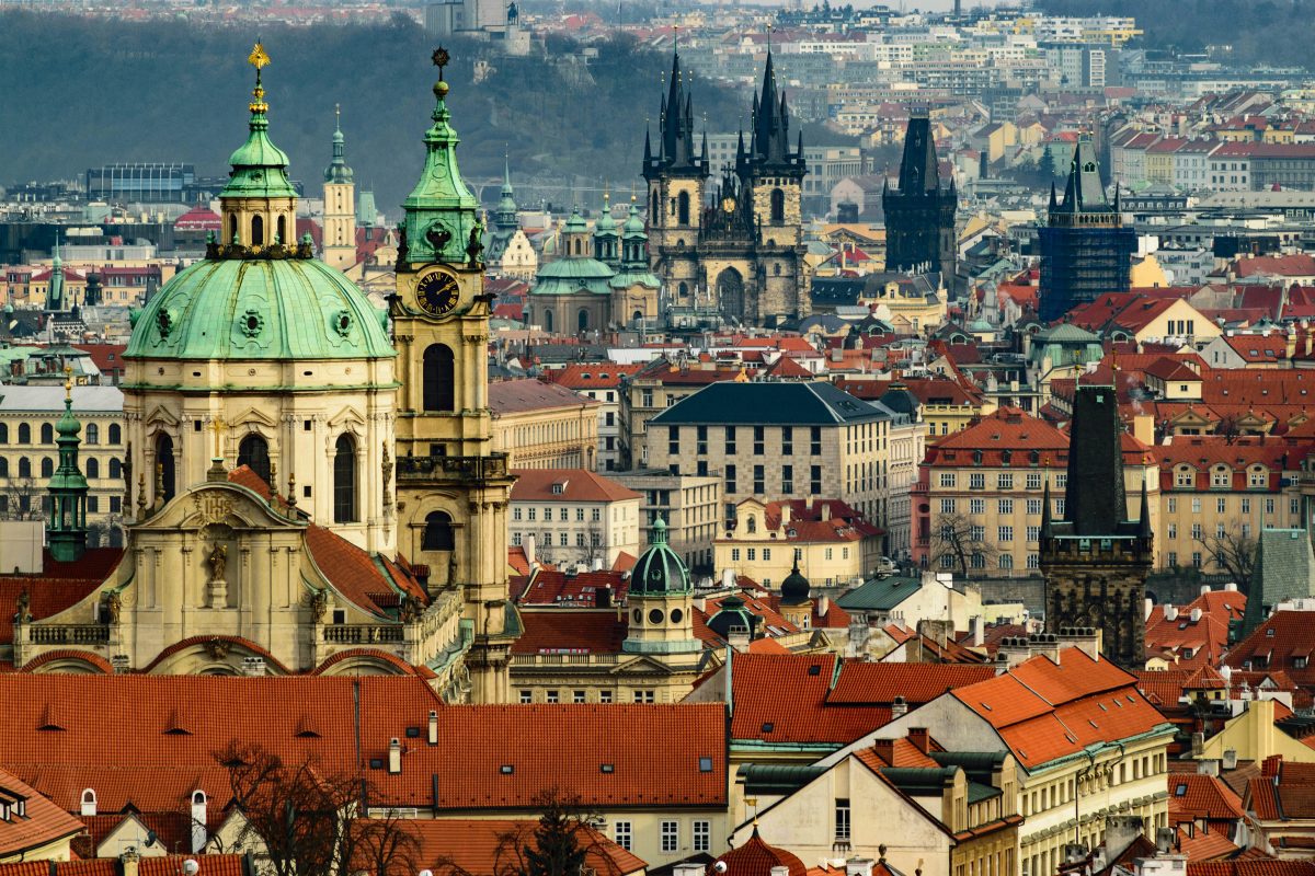 Malebný panoramatický pohľad na historické centrum mesta s kostolnými vežami a strechami.