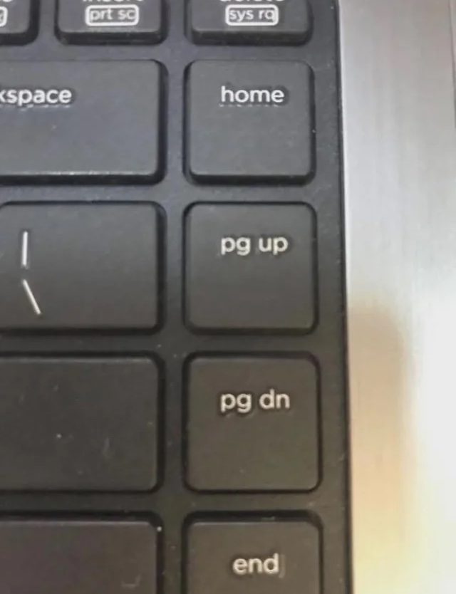 Klávesnica s klávesmi home, pg up, pg dn, end. Ideálne pre efektívnu navigáciu v dokumentoch.