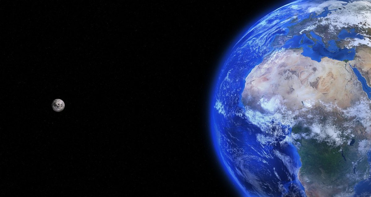 Pohľad na modrú planétu Zem a mesiac vo vesmíre, s viditeľným kontinentom Afrika.