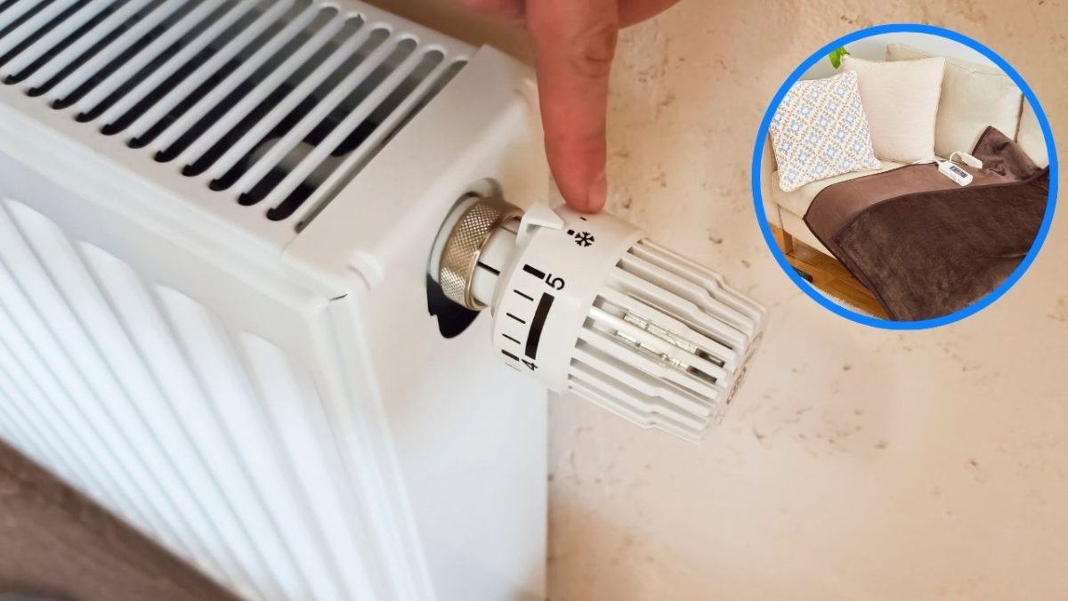 Ruka nastavuje termostat radiátora vedľa pohovky s dekou a vankúšmi – teplo a pohodlie domova.