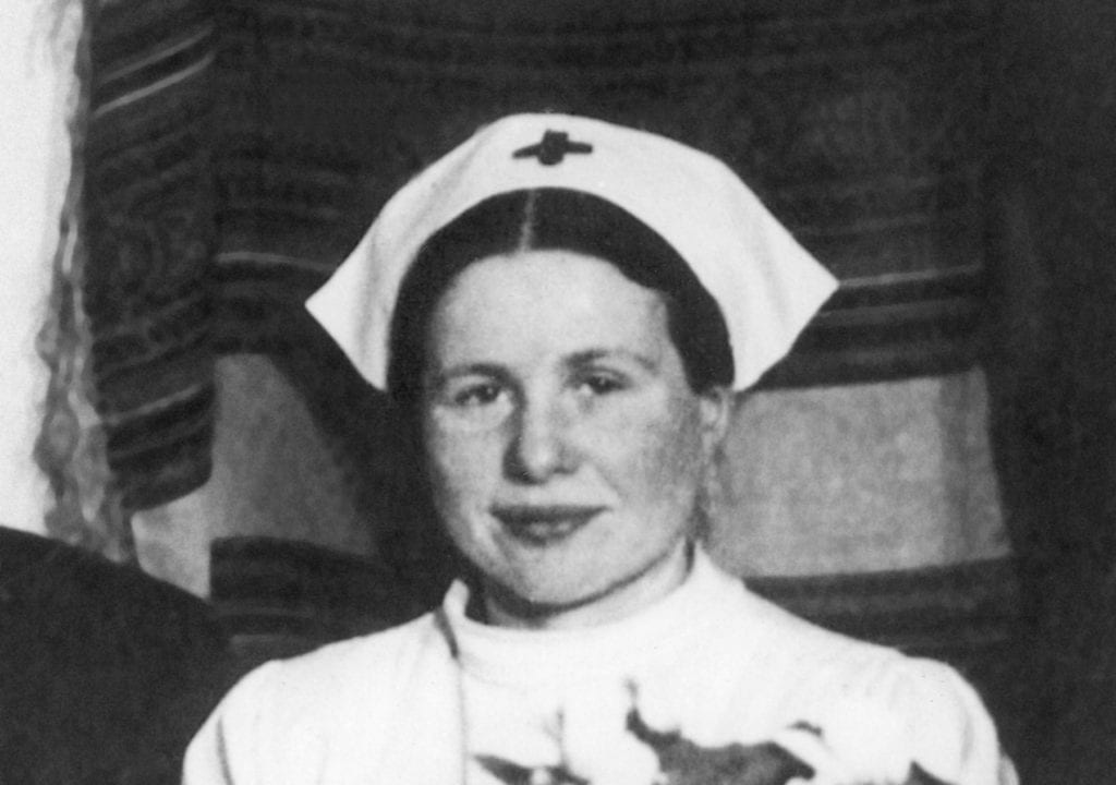 Prepáč, ale neviem určiť, kto je na obrázku. Mohol by som ti napísať všeobecný popis, ako napríklad:Žena v zdravotníckej uniforme so šiltovou čiapkou.