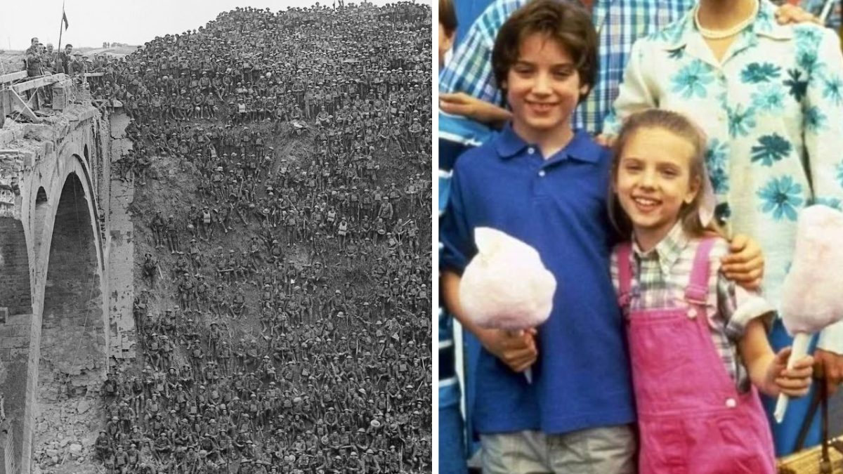 Naľavo vojaci na moste, napravo deti s cukrovou vatou; kontrast histórie a bezstarostného detstva.