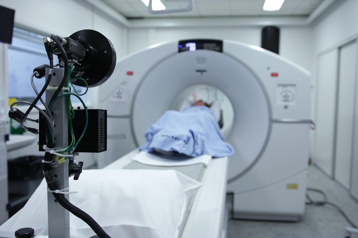 Pacient na CT vyšetrení v modernej nemocnici. Záber diagnostického prístroja v prevádzke.