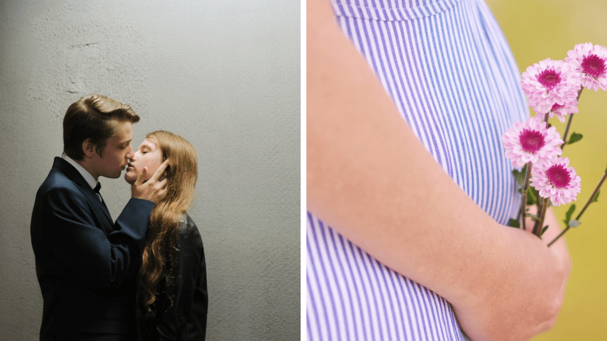 Ľudia si vymieňajú romantický bozk, žena drží ružové kvety pri elegantných pruhovaných šatách.