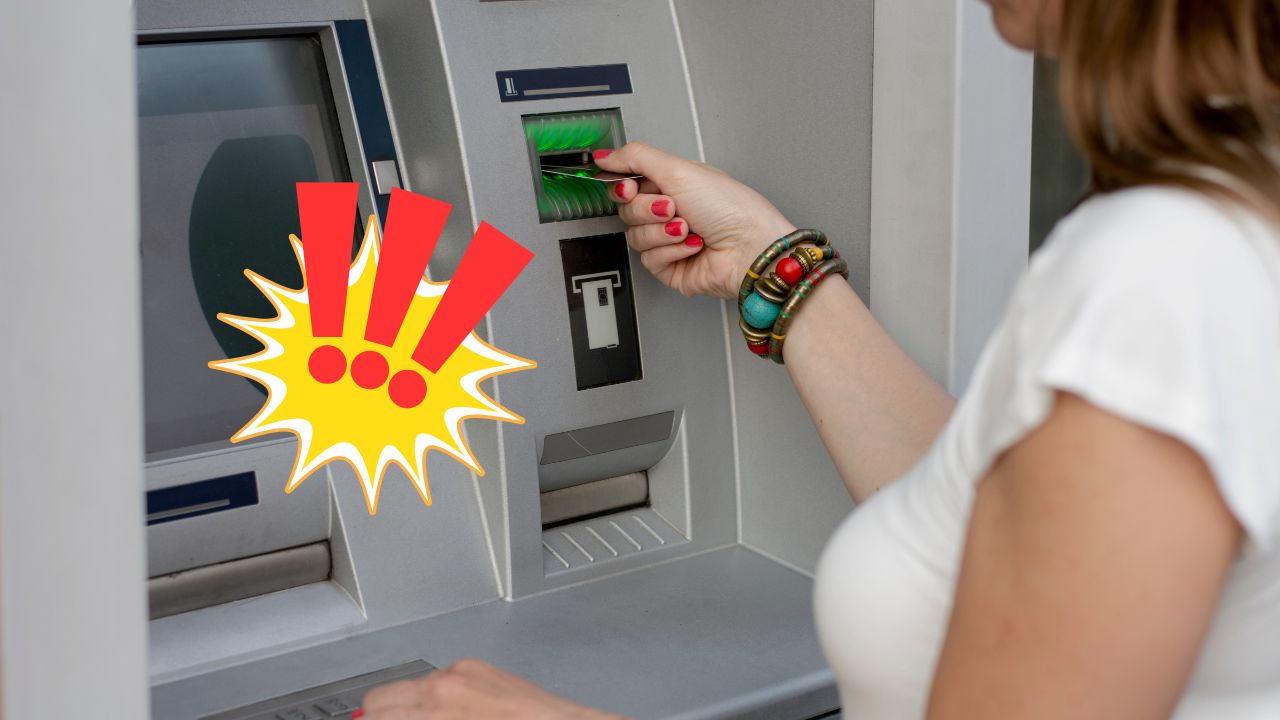 Osoba vkladá kartu do bankomatu s varovnou ikonou znamenajúcou upozornenie na možný problém.