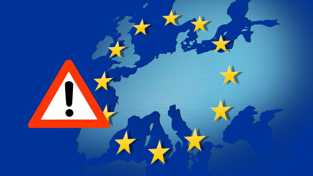 Výstražný trojuholník s výkričníkom na mape Európskej únie s hviezdami.