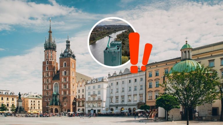 Hlavné námestie v historickom centre so zvýraznenou záhadou nad riekou a červeným výkričníkom.