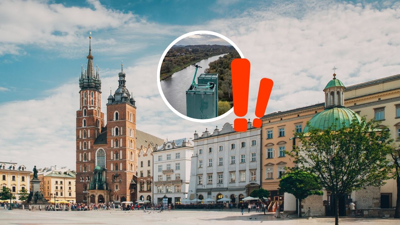 Hlavné námestie v historickom centre so zvýraznenou záhadou nad riekou a červeným výkričníkom.