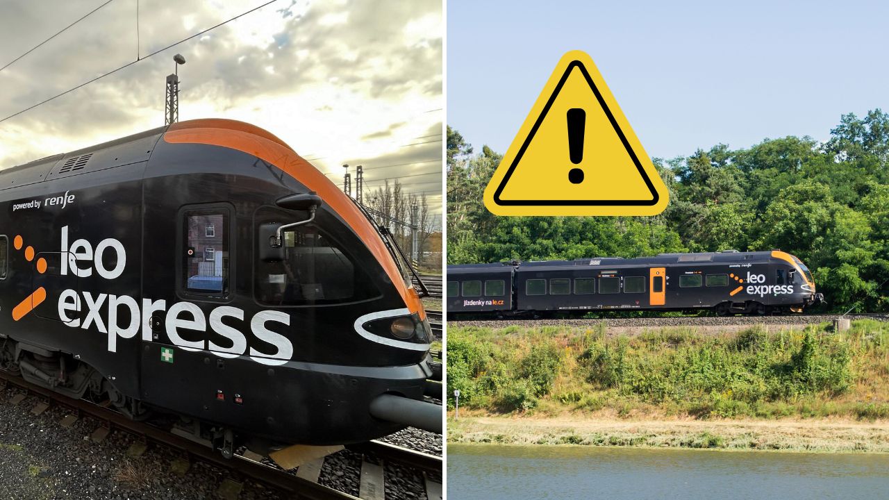 Vlak Leo Express na trati s výstražným znakom, naznačujúcim bezpečnostné opatrenia v okolitej prírode.