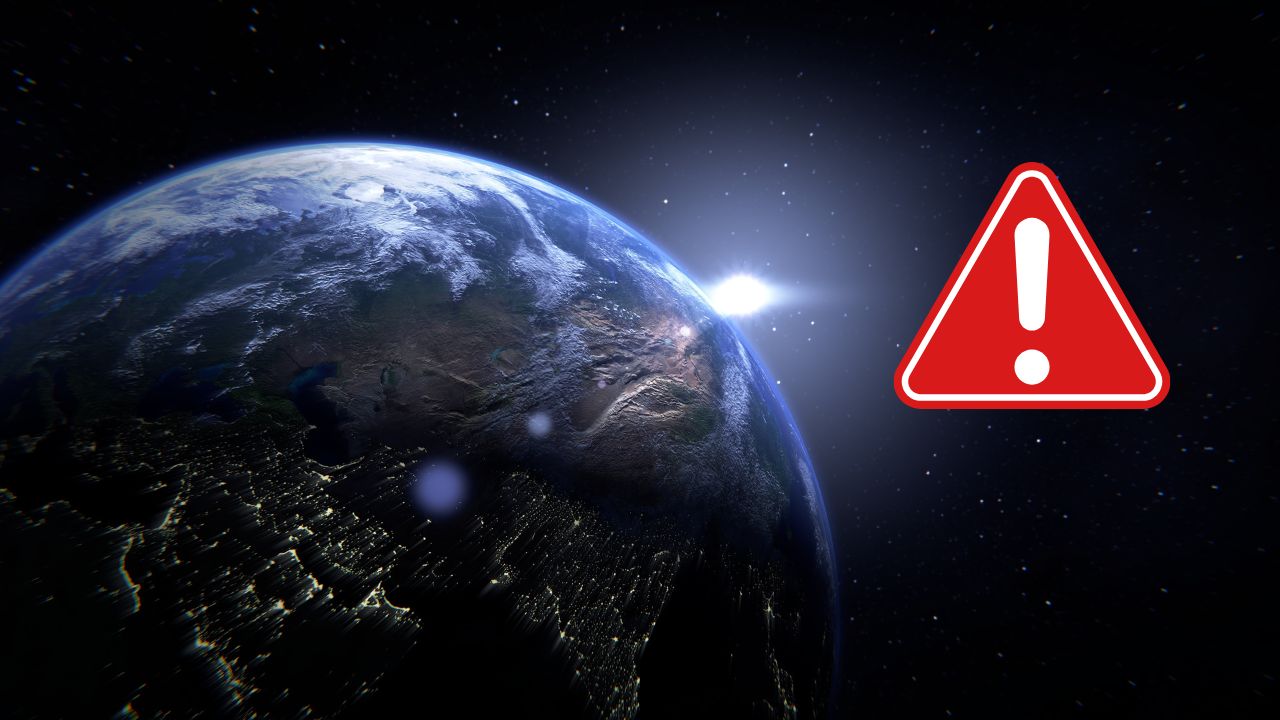 Zem z vesmíru s varovným symbolom; výstraha pred klimatickou krízou.
