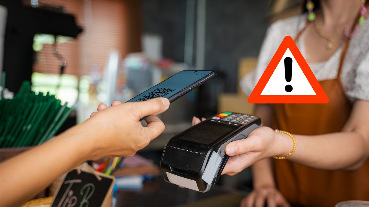 Platba smartfónom cez QR kód s varovným symbolom vedľa, zameranie na bezpečnosť transakcií.