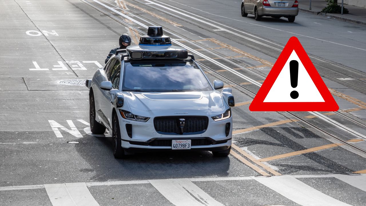 Autonómne vozidlo na ceste s výstražným symbolom, upozornenie na bezpečnosť a technológiu autonómnych áut.