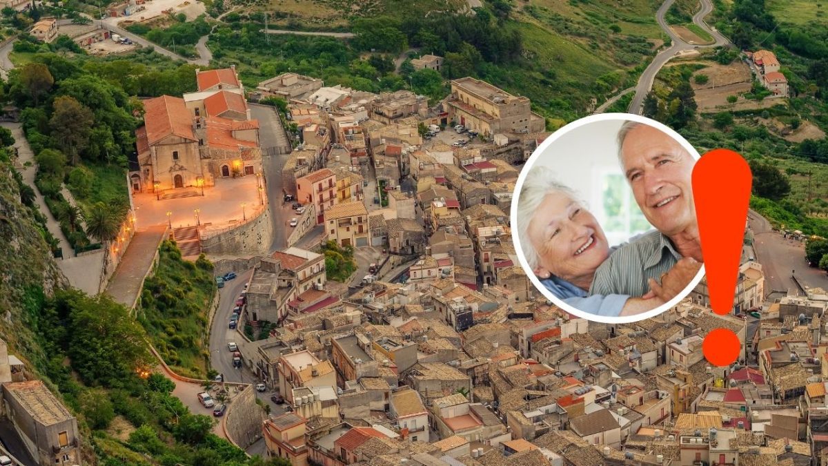 Letecký pohľad na historické sicílske mesto s kostolom, v popredí obrázok dvoch usmievajúcich sa starších ľudí.