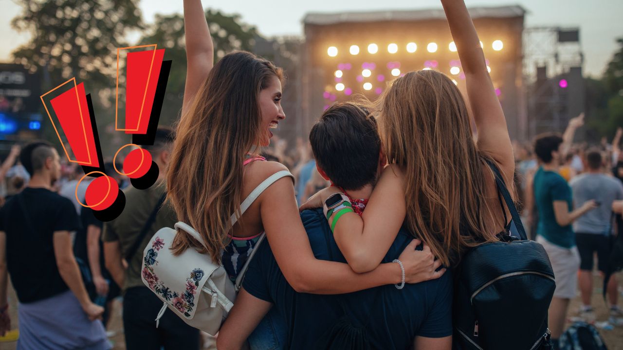 Mládež sa baví na letnom hudobnom festivale, atmosféra radosti a zábavy s priateľmi.