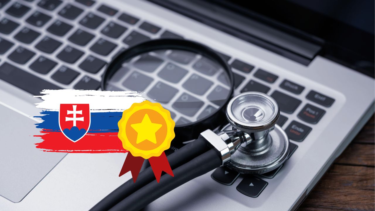 Stetoskop na klávesnici notebooku s motívom slovenskej vlajky a ocenenia za medicínu.