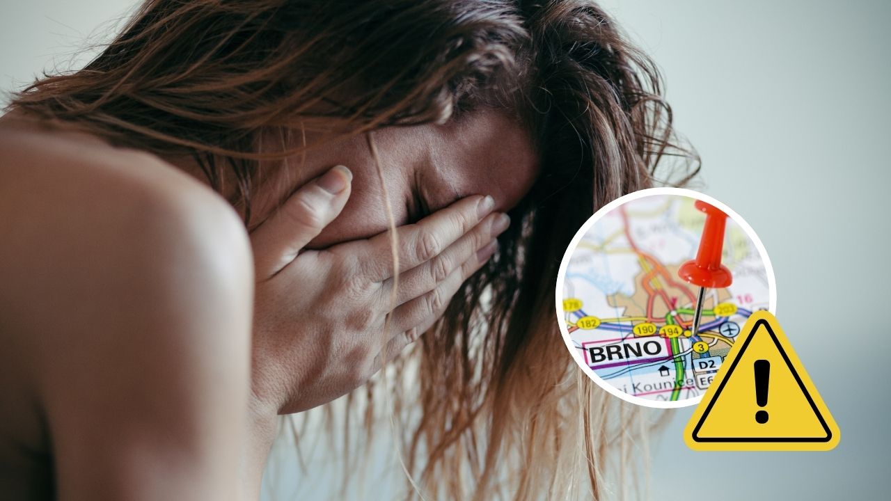 Žena zakrýva tvár s mapou Brna, zvýraznená červeným špendlíkom a varovnou ikonou.