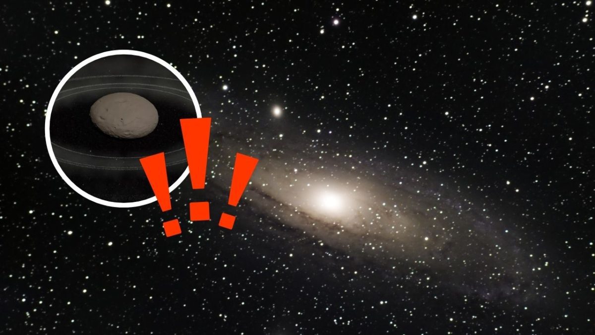 Galaxia a označený asteroid s tromi oranžovými výkričníkmi v popredí.
