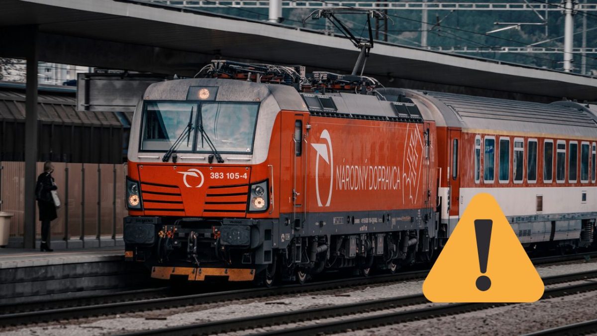 Oranžový vlak Nádrodného dopravcu na stanici, upozornenie na servis alebo údržbu na trati.