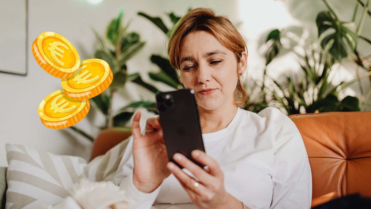 Žena na pohovke kontroluje telefón s digitálnymi mincami na pozadí, symbolizujúce online bankovníctvo alebo investície.