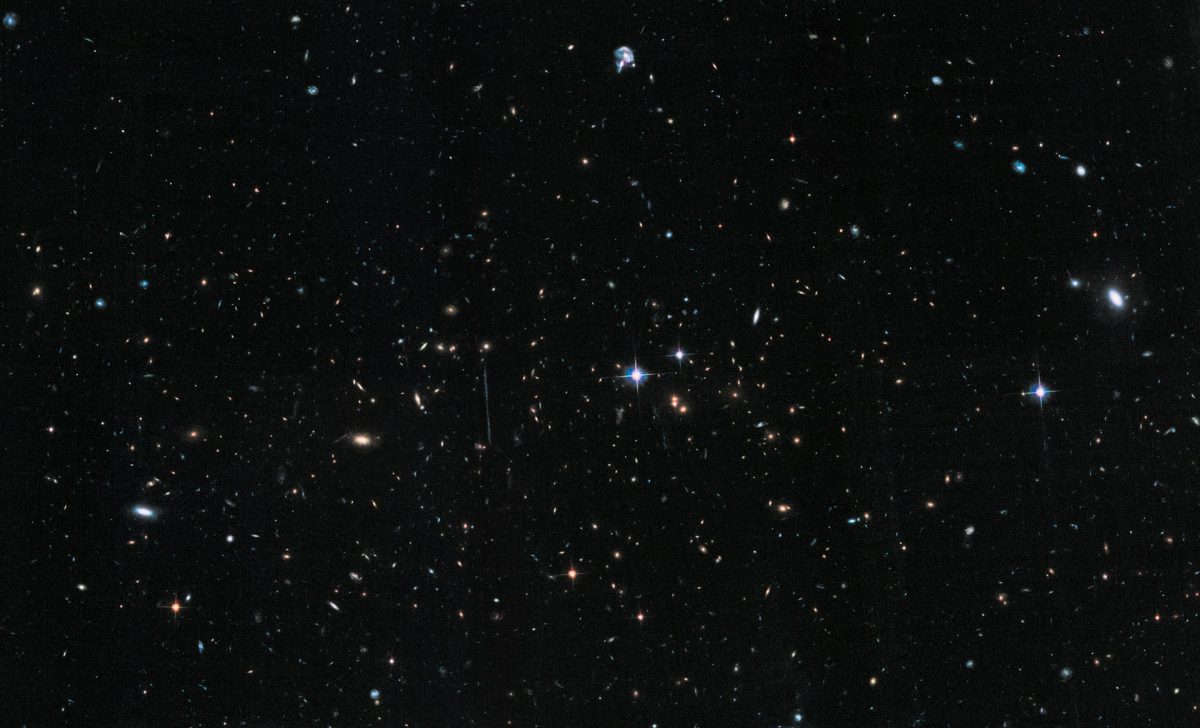Vesmír plný hviezd a galaxií na čiernom pozadí, zobrazený teleskopom Hubble ako nekonečná diaľava kozmu.