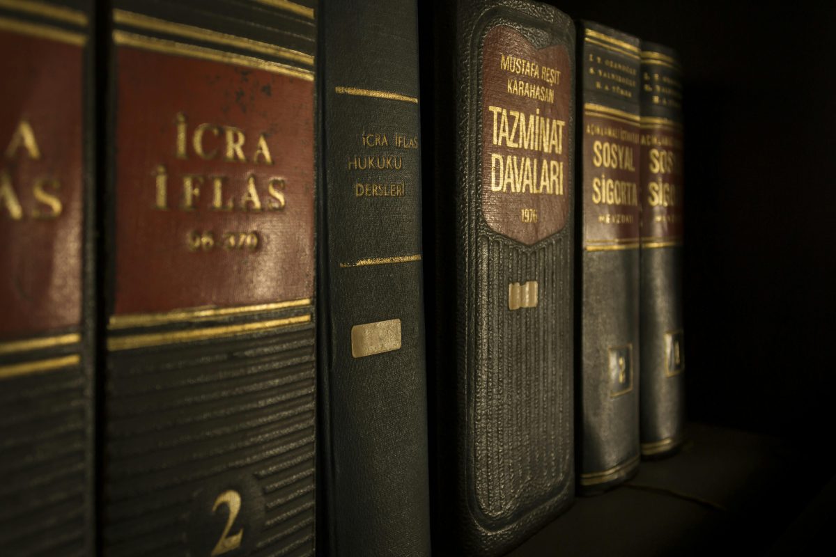Staré právnické knihy v tmavej knižnici, právne texty na chrbtoch, historická literatúra.