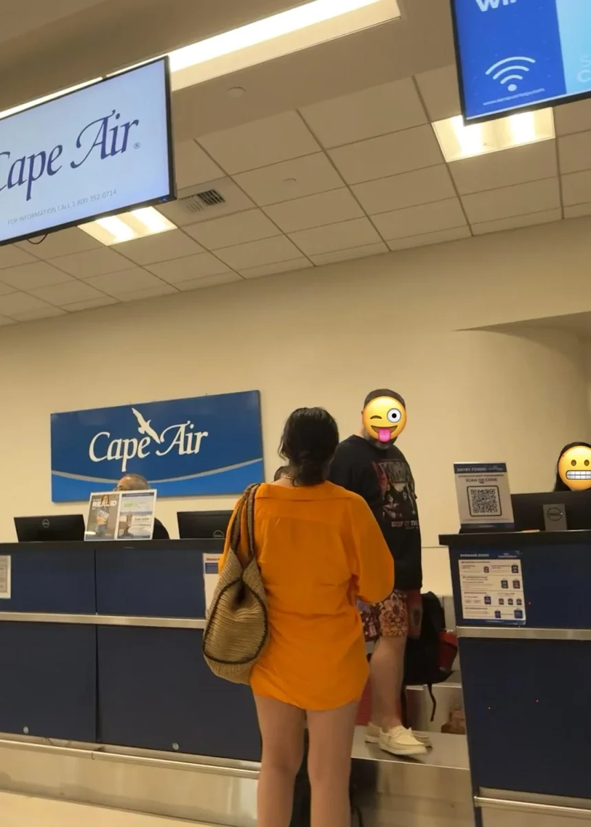 Ospravedlňujem sa, neviem, kto sú ľudia na fotke. Popis: Cestujúci pri odbavovacej prepážke Cape Air na letisku.