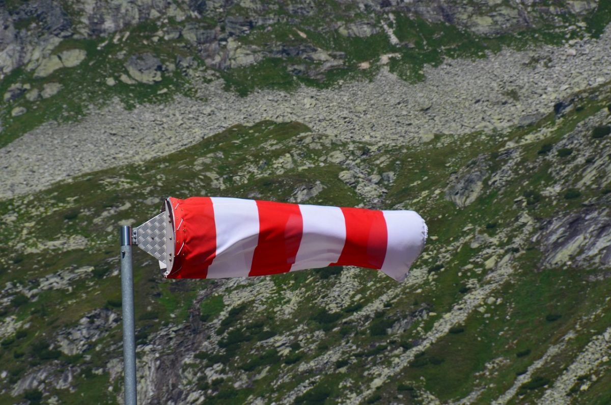 Vetrundik so slovenskými horami na pozadí, zobrazuje smer vetra v prírode.