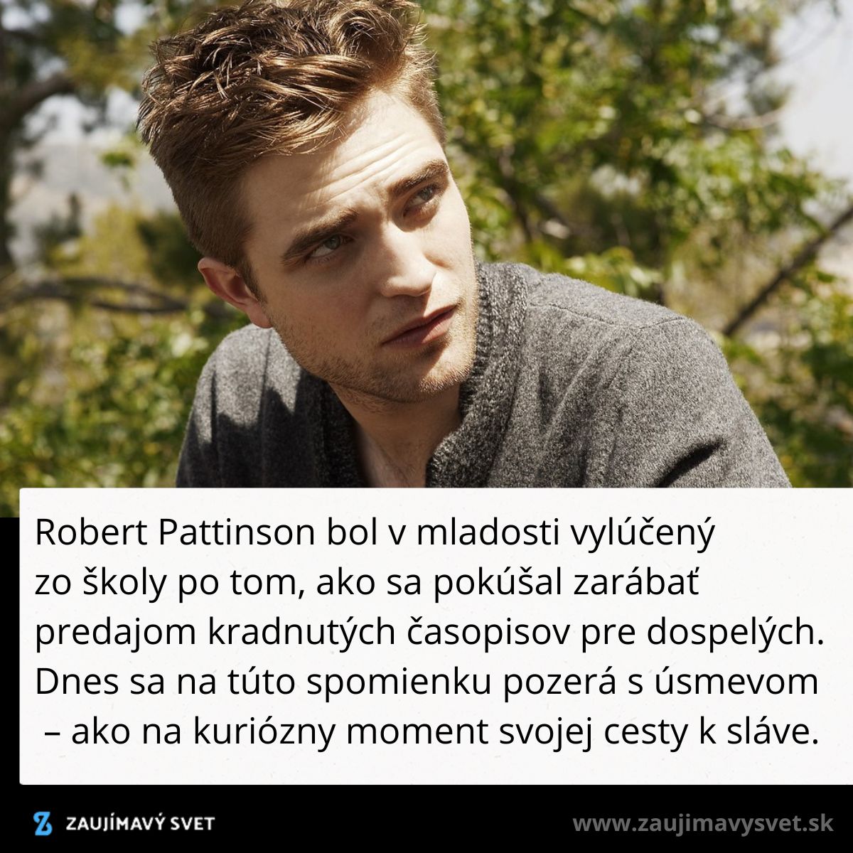 Muž v sivej bunde sedí vonku, zamyslený pohľad a zelené pozadie s rozmazanými stromami v diaľke.