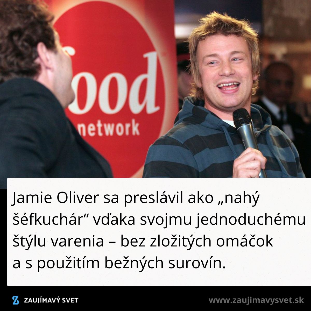 Osoba predstavuje šéfkuchára počas televízneho vysielania, v pozadí logo potravinového kanálu.