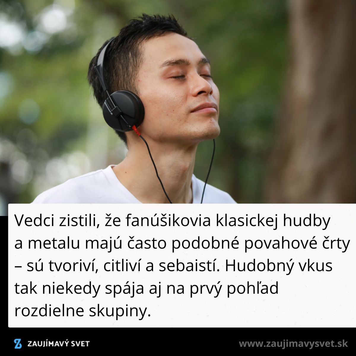 Muž v parku počúva hudbu cez slúchadlá, zatvorenými očami si užíva okamih pokoja a relaxácie.