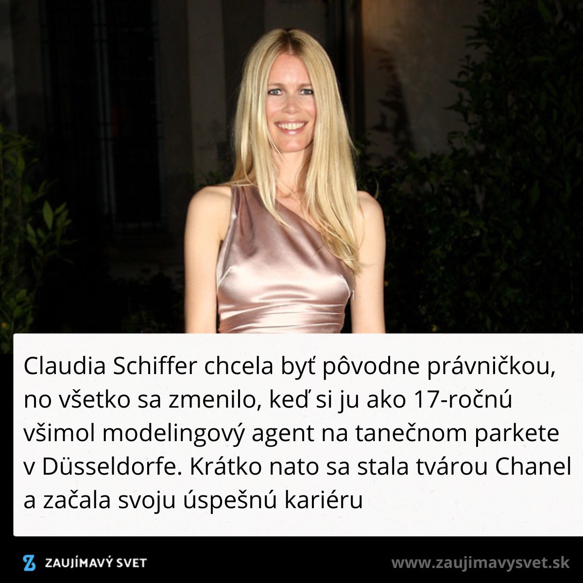 Žena v elegantných šatách pri formálnej príležitosti, usmievajúca sa do fotoaparátu.