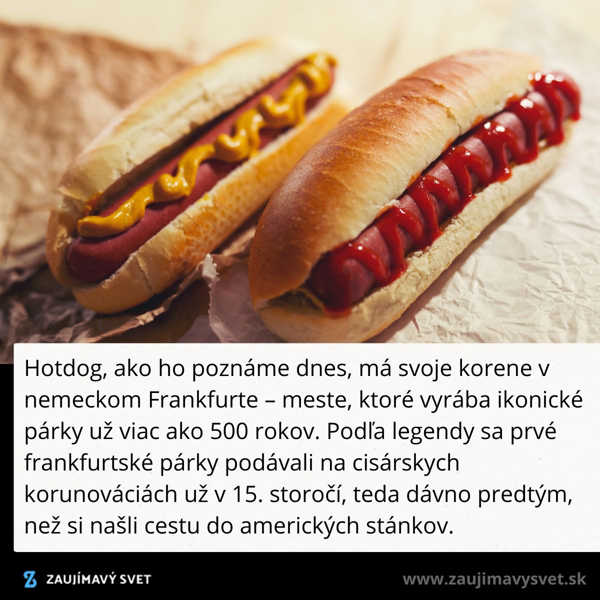 Dvaja hotdogy na papieri s horčicou a kečupom, tradičná nemecká pochúťka.