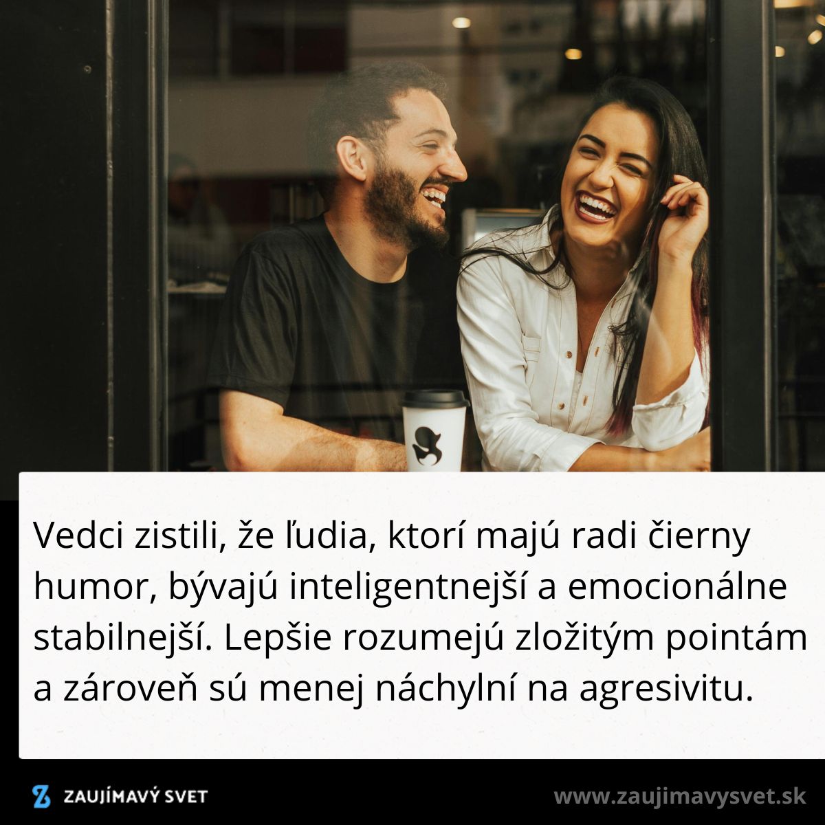 Dvom ľuďom sa smejú v kaviarni, držia sa poháre kávy s textom o čiernom humore a inteligencii.