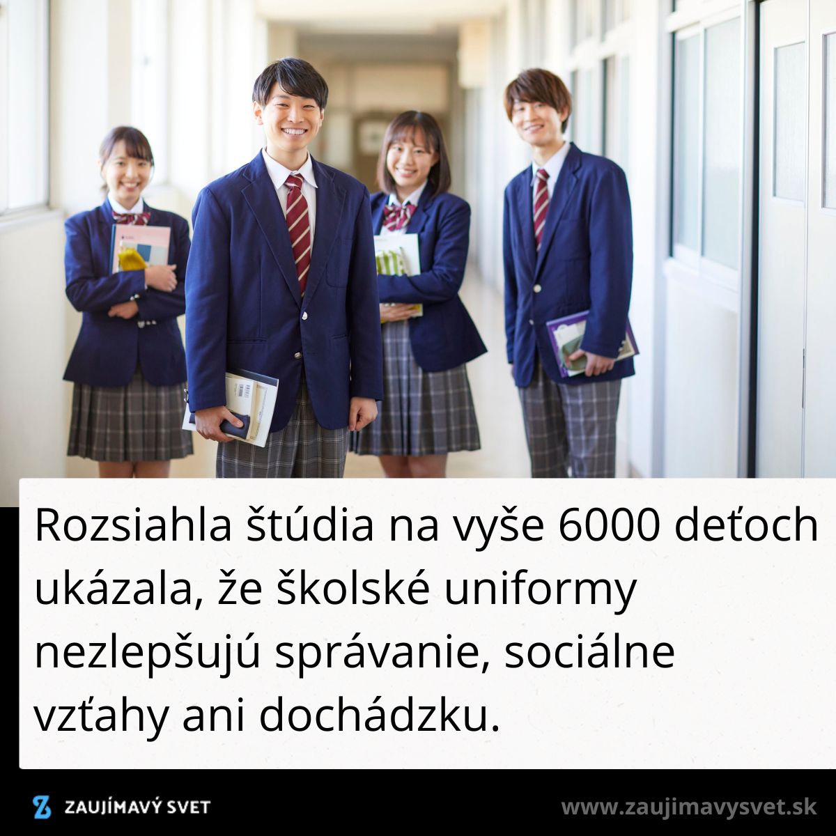 Študenti v školských uniformách stoja na chodbe školy, úsmevy a knihy v rukách.