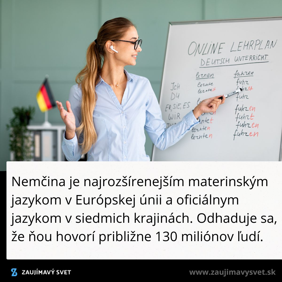 Učiteľka vysvetľuje nemeckú gramatiku pri tabuli v triede, nemecká vlajka na pozadí.