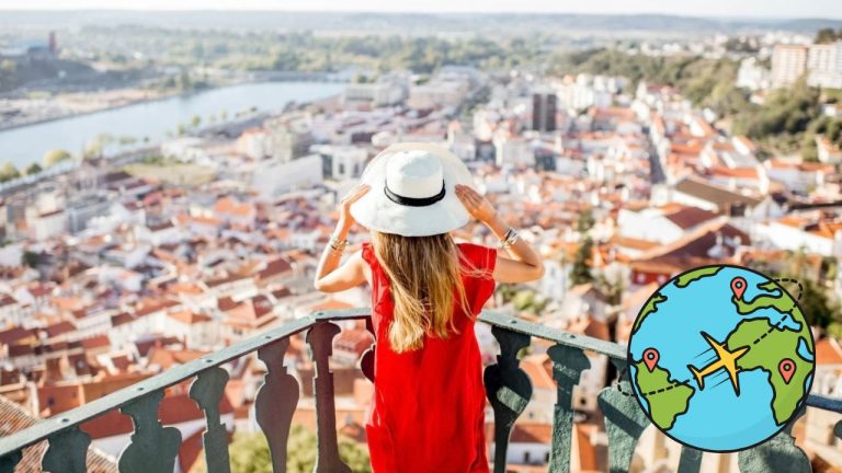 Žena v červenom šate obdivuje panorámu mesta z vyhliadkovej terasy, s mapou sveta a ikonou cestovania.