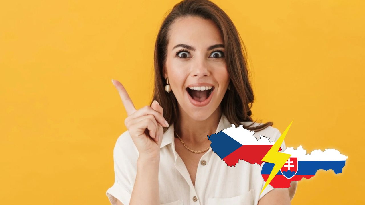 Žena nadšene gestikuluje na oranžovom pozadí s mapami Česka a Slovenska, oddelenými bleskom.