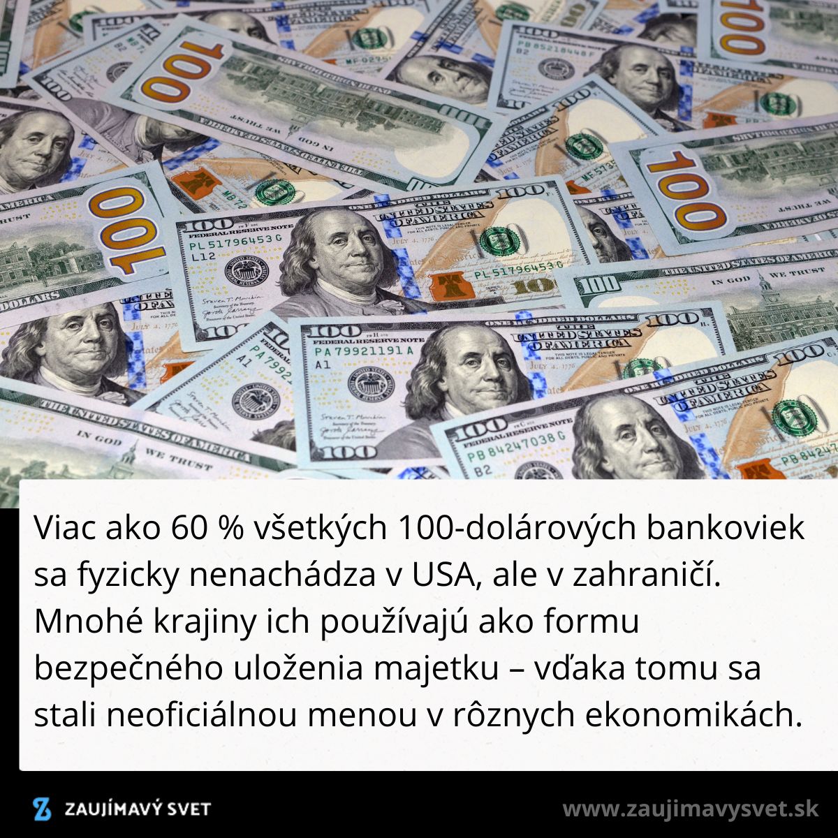 Sto dolárové bankovky rozložené na ploche, symbolizujúce medzinárodné použitie meny.