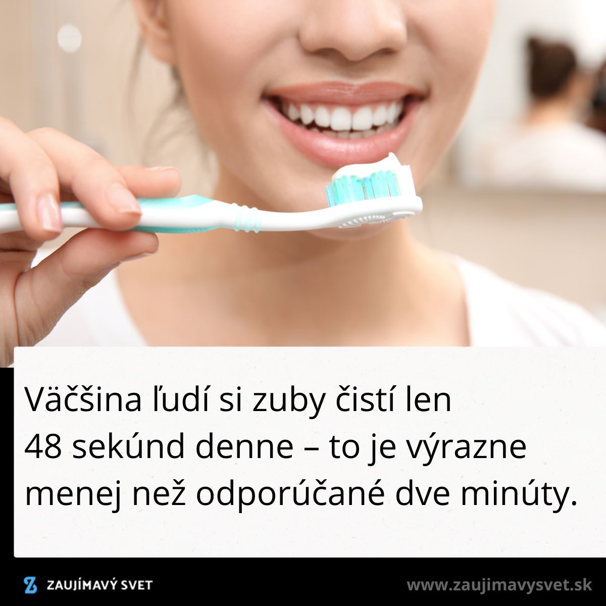 Žena čistí zuby so zubnou kefkou, pripomienka o dôležitosti čistenia zubov aspoň dve minúty denne.