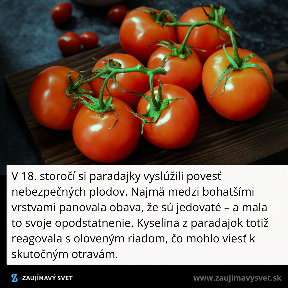 Čerstvé paradajky na drevenej doske, historicky považované za nebezpečné kvôli reakcii s oloveným riadom.