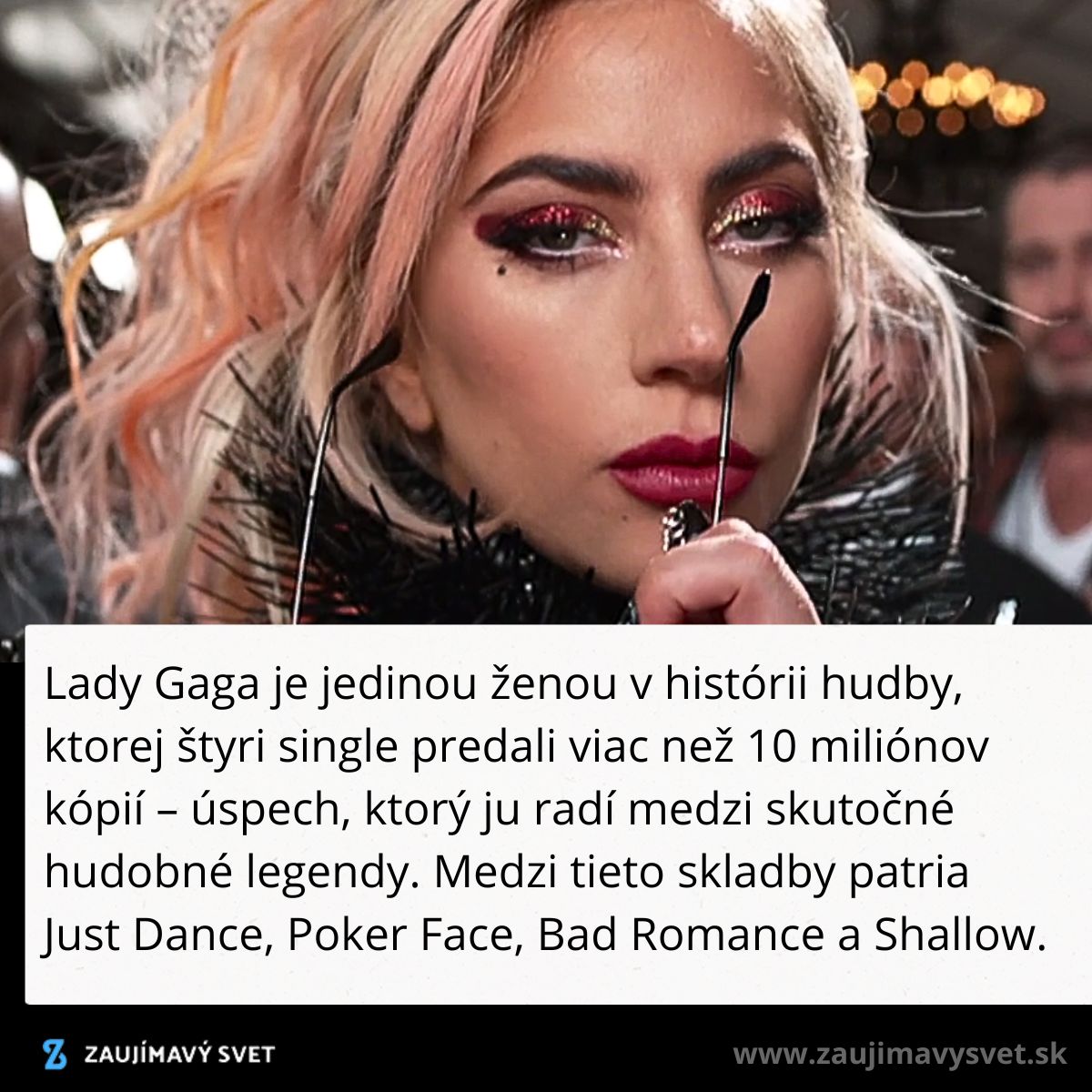 Hudobná hviezda s odtieňmi ružových vlasov a výrazným líčením drží okuliar.