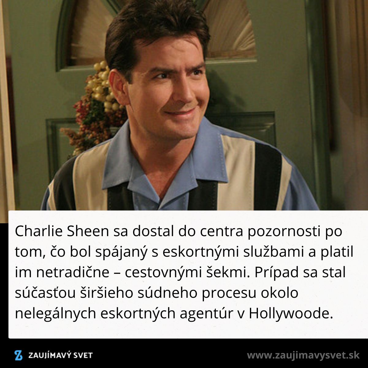 Herec s úsmevom, oblečený v košeli, sa nachádza v interiéri s ozdobami na pozadí.