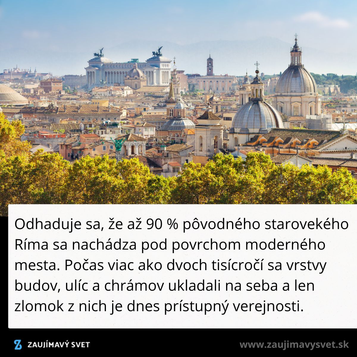 Panoráma Ríma s historickými budovami, stromy v popredí a modrou oblohou na pozadí.