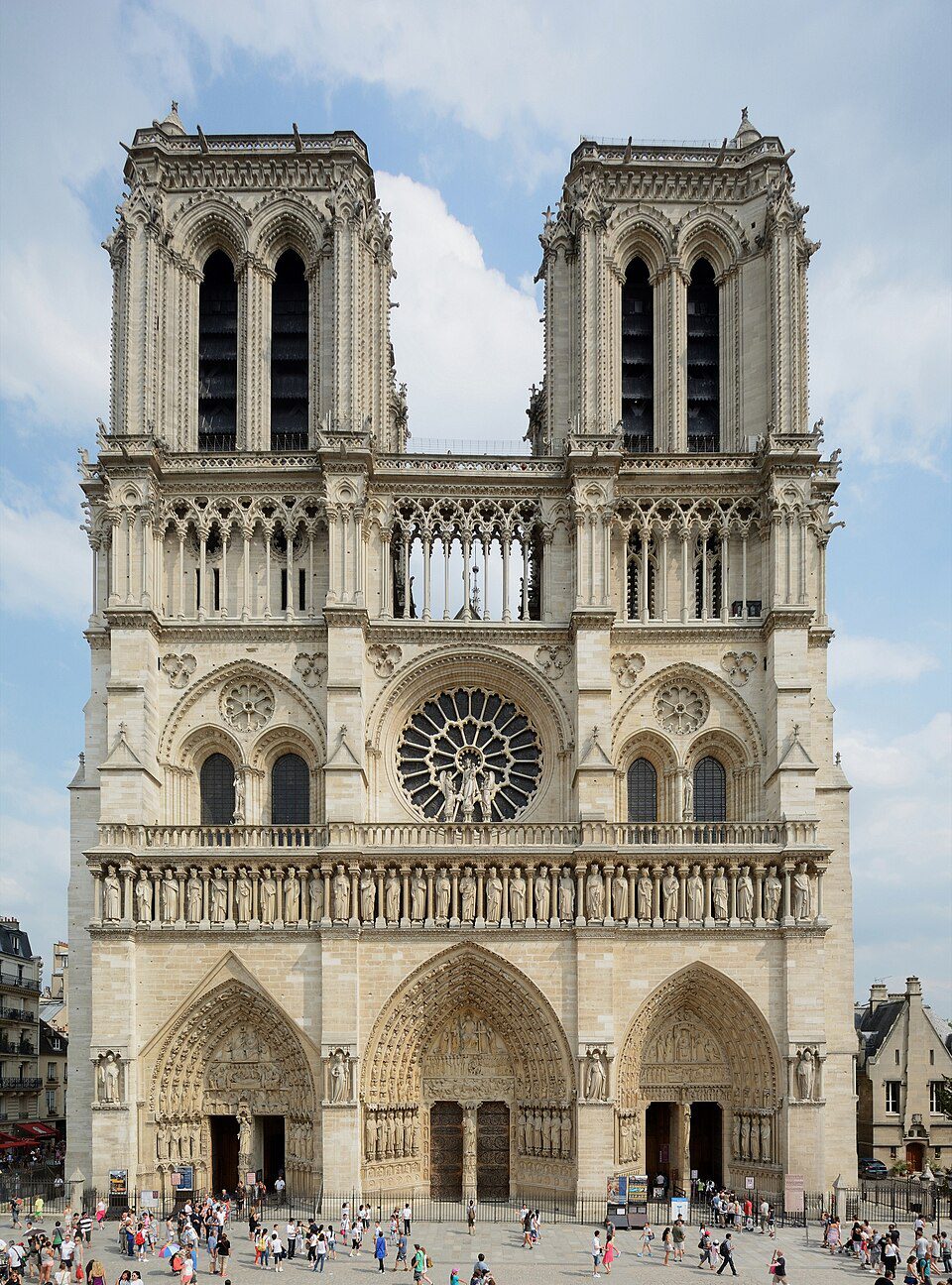 Katedrála Notre-Dame v Paríži, gotická architektúra, predná fasáda s vežami a ružicovým oknom.