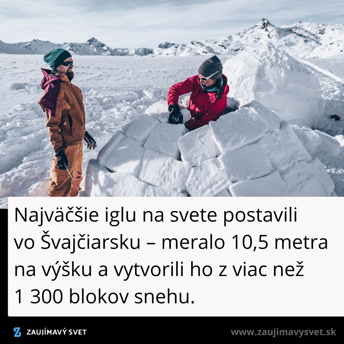 Dve osoby stavajú snehové iglu v zasneženej švajčiarskej krajine, obložené blokmi snehu.